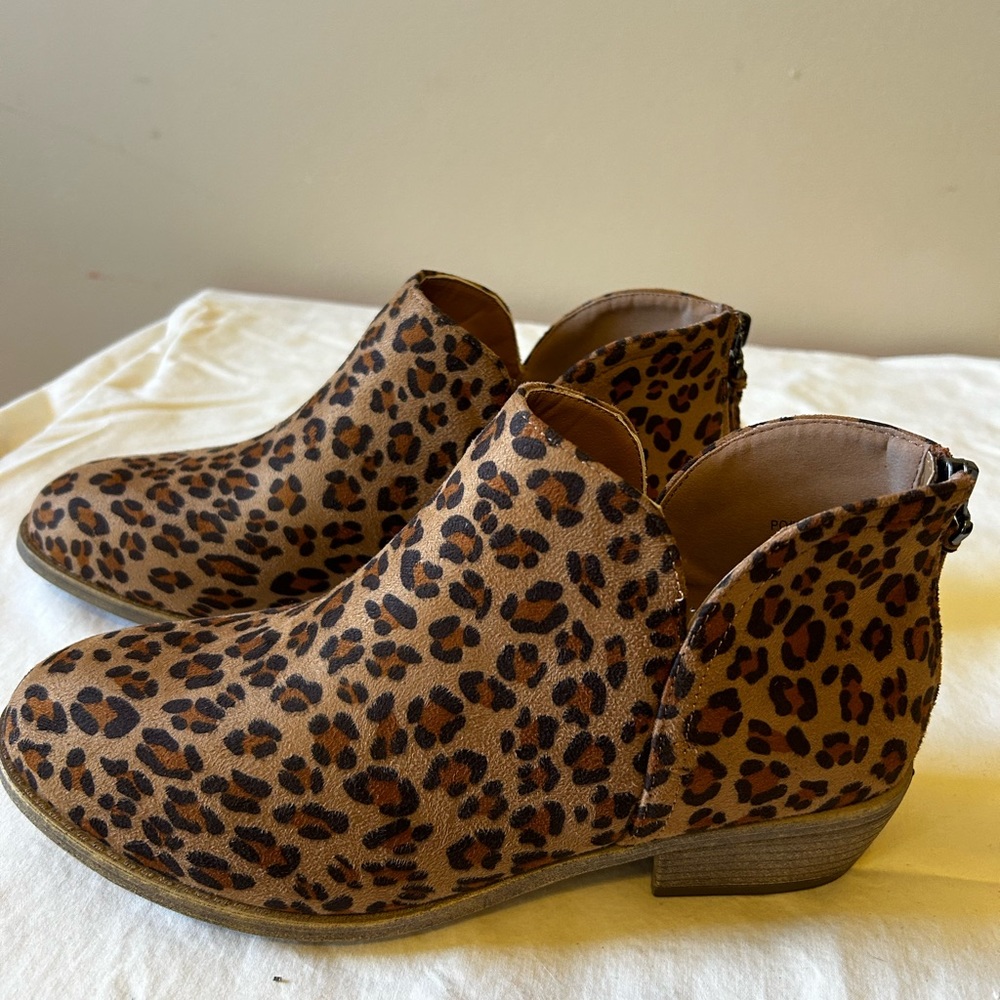 Ladies boutique cheetah ankle boot/booties size 9